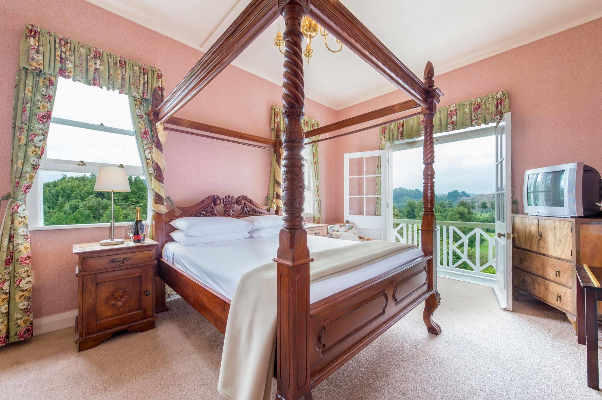 Waitomo Caves Hotel Экстерьер фото